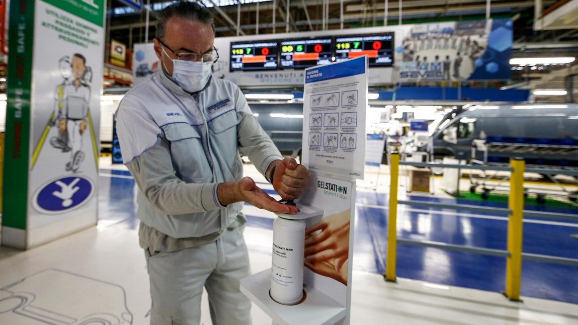 FCA:n Sevelin tehtaalle on asennettu 130 desinfiointiaineen annostelupistettä. Lisäksi jokaiselle työntekijälle on jaettu henkilökohtaiset suojavarusteet.