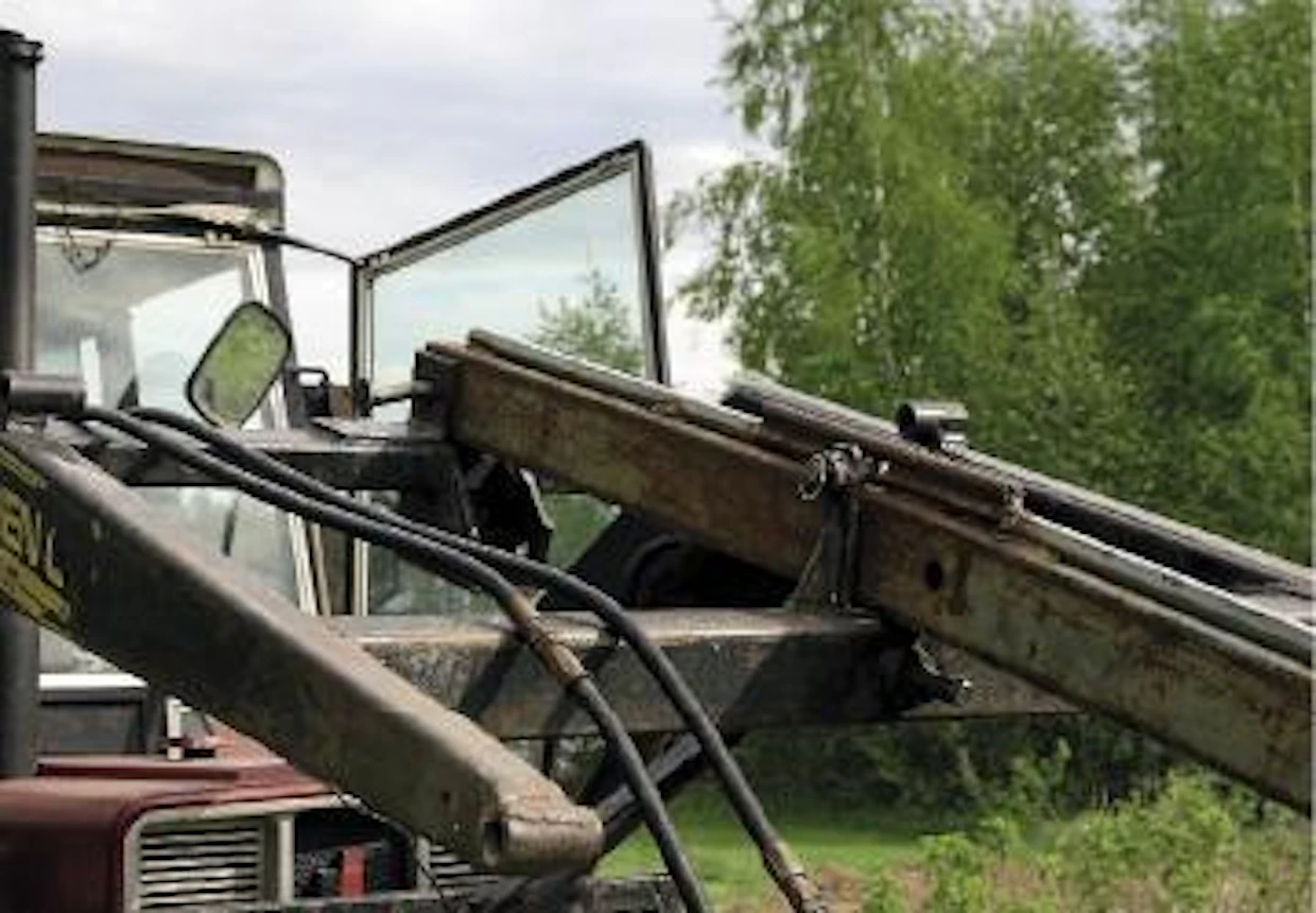 Aisojen jatkoksi on asennettu pikakytkentätyyppisellä kiinnityksellä putkipalkki, jonka päässä on kahmari. Kovaa käyttöä varten palkkia kannattaa vahvistaa, kuten kuvassa. Hydrauliletkut on viety aisojen päällä ja traktorin sivulla hydraulilohkolle.