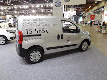 Fiat mainosti Fiorino Cargo -pakettiautoa halvimpana ”oikeana” diesel-pakettiautona. Väittämään sisältyy tietty kompa, mutta toisaalta Fiat olisi pystynyt tiristämään oman hintansa vieläkin alhaisemmaksi, koska hinnaston mukainen alkaen-hinta on vajaat 14 500 euroa ilman messuauton lisävarusteita. Siihen nähden, että Fiorino on pakettiauto, voi alkaen-mallinkin vakiovarustelistaa pitää varsin kattavana. Auton 1.3 Multijet 80 SX -diesel on erittäin taloudellinen, ilmoitettu keskikulutus on 3,8 litaa. Ilman automaattivaihteistoa kulutus olisi hieman suurempi. Toisin kuin ensi alkuun luulisi, Fiorino ei ole italialainen auto, sillä Fiorinot valmistetaan Turkissa. (JL/TR)