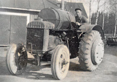 Pekka Husso lähdössä lanaamaan keväällä 1945. Uutena v.1939 ostettu kumipyöräinen Fordson N tarvitsi lanan vedossa runsaasti lisäpainoja. Pitoa alkoi löytyä, kun liki 300-kiloiseen valuvanteeseen pultattiin betonikiekot, mutta runsaasta painotuksesta huolimatta Fordson saattoi jyrkässä ylämäessä pistää tanssiksi. Suuri 200-litrainen polttoainesäiliö oli tarpeen useita päiviä kestäneillä keikoilla.