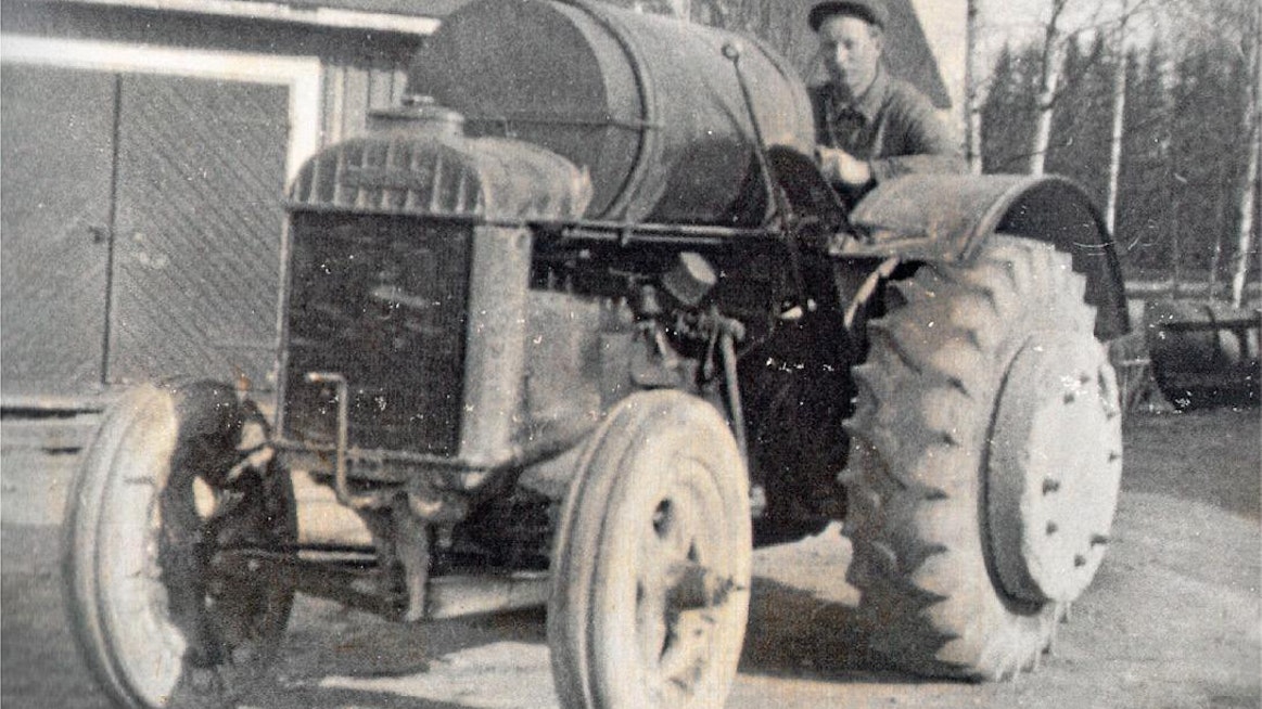 Pekka Husso lähdössä lanaamaan keväällä 1945. Uutena v.1939 ostettu kumipyöräinen Fordson N tarvitsi lanan vedossa runsaasti lisäpainoja. Pitoa alkoi löytyä, kun liki 300-kiloiseen valuvanteeseen pultattiin betonikiekot, mutta runsaasta painotuksesta huolimatta Fordson saattoi jyrkässä ylämäessä pistää tanssiksi. Suuri 200-litrainen polttoainesäiliö oli tarpeen useita päiviä kestäneillä keikoilla.
