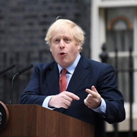 Töihin palannut pääministeri totesi uuden koronaviruksen olevan vakavin haaste, jonka Britannia on kohdannut sodan jälkeen. LEHTIKUVA / AFP