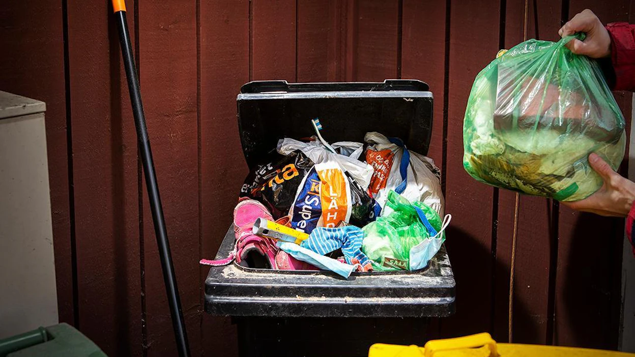 Suomalaisilla on skarpattavaa erityisesti biojätteen lajittelussa. Nyt sitä päätyy liikaa sekajätteeseen.