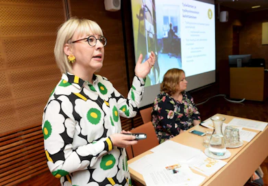 Sosiaali- ja terveysministeri Aino-Kaisa Pekonen ei ottanut vielä kantaa siihen, mitä leikkurin korvaavat toimet ovat. Niitä valmistellaan työ- ja elinkeinoministeriössä sekä sosiaali- ja terveysministeriössä. LEHTIKUVA / MIKKO STIG