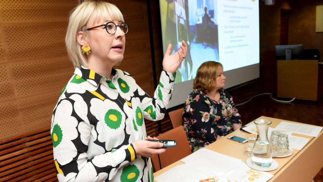 Sosiaali- ja terveysministeri Aino-Kaisa Pekonen ei ottanut vielä kantaa siihen, mitä leikkurin korvaavat toimet ovat. Niitä valmistellaan työ- ja elinkeinoministeriössä sekä sosiaali- ja terveysministeriössä. LEHTIKUVA / MIKKO STIG