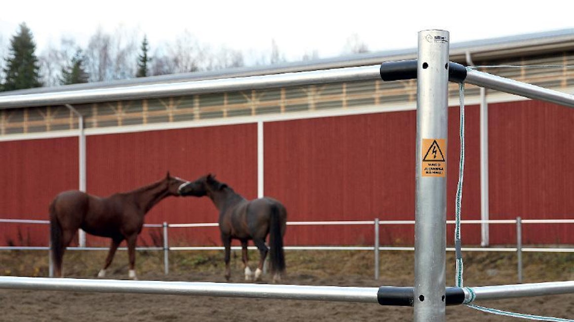 Alumiinista valmistetuissa Silber-aitauksissa sähkövirta kulkee poikkijuoksuissa. Virrasta on syytä muistuttaa varoitustarralla, sillä kiiltävät putket saattavat houkuttaa nojailemaan aitaan.