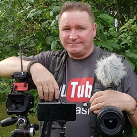 Markku Sippari vierailee kameroineen kisoissa, metsästäjien ja kenneleiden luona.