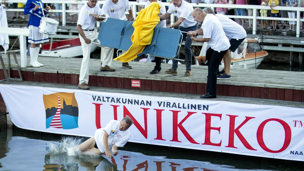 Vuoden unikeko Tapani Bastman heitettiin varhain aamulla mereen perinteitä noudattaen.