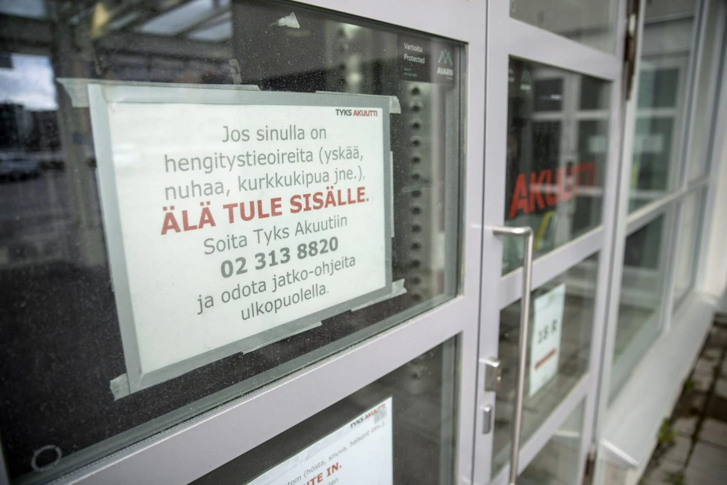 Ohje hengitystieoireista kärsiville potilaille Turun yliopistollisen keskussairaalan Tyksin T-sairaalan päivystyksen sisäänkäynnillä. LEHTIKUVA / RONI LEHTI