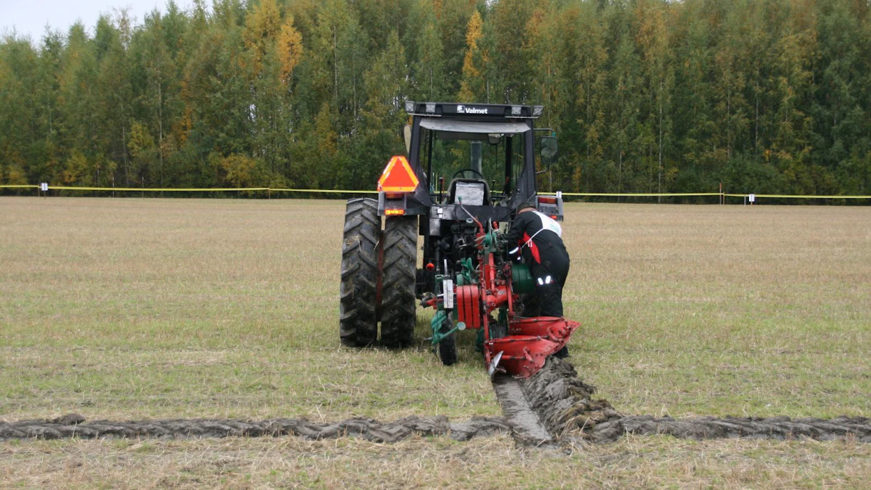 Kyntökisat käytiin ilman suomalaisvahvistuksia. Kuva SM-kyntökilpailuista Liperistä.
