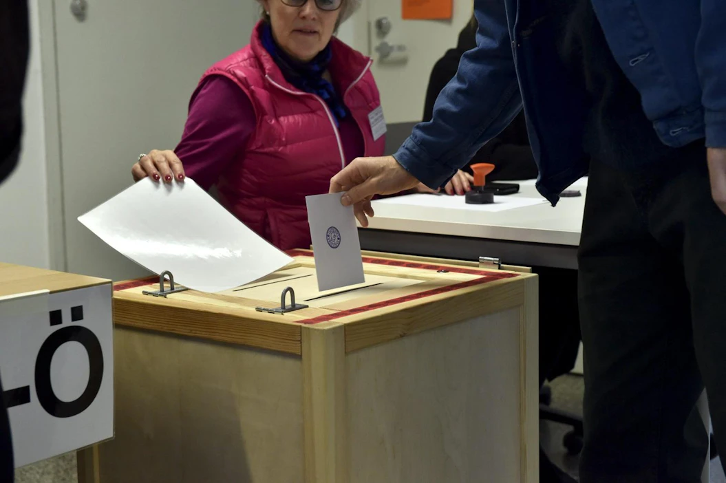 Ylemmät toimihenkilöt, korkeasti koulutetut sekä yrittäjät ja eläkeläiset ovat keskimäärää vakuuttuneempia äänestämässä käymisestään.