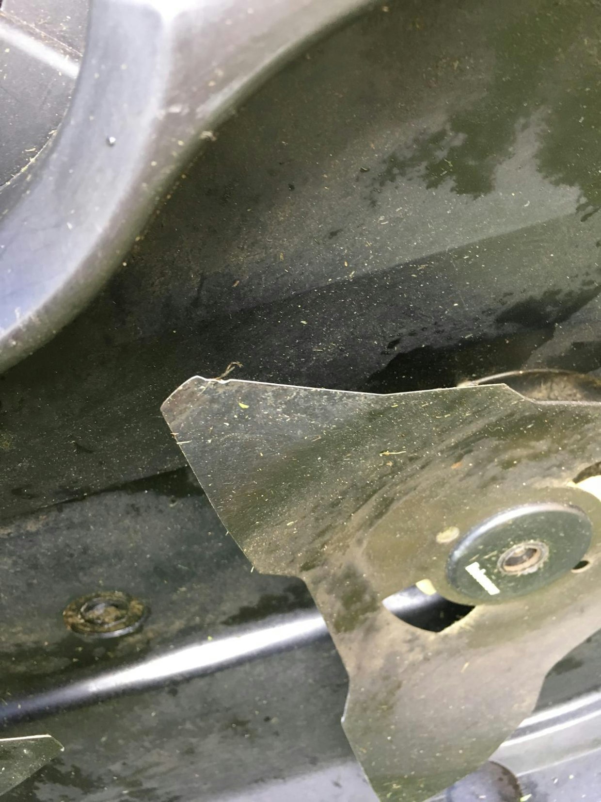 Robomowin terät muistuttavat raivaussahan kolmioterää. Terät leikkaavat ja silppuavat mainiosti niin pitkää kuin lyhyttäkin ruohoa, mutta kiveen osuminen on raju tapahtuma.