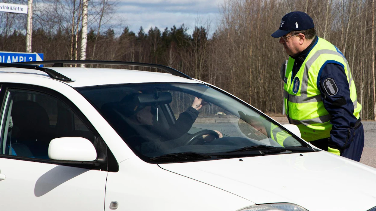 Poliisin mukaan maakuntarajalle on ajettu pitkänkin matkan päästä vain siksi, että halutaan tulla käännytetyksi.