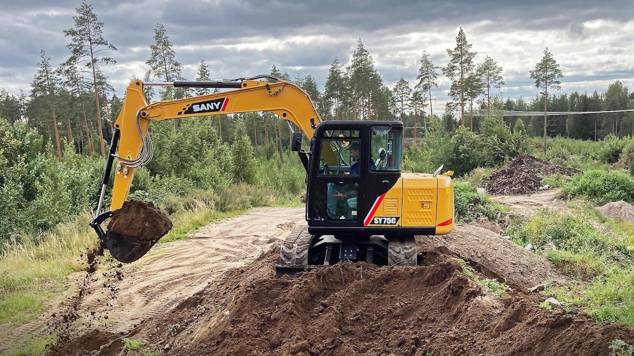 Sany SY75C:n työpaino on noin 7,3 tonnia.