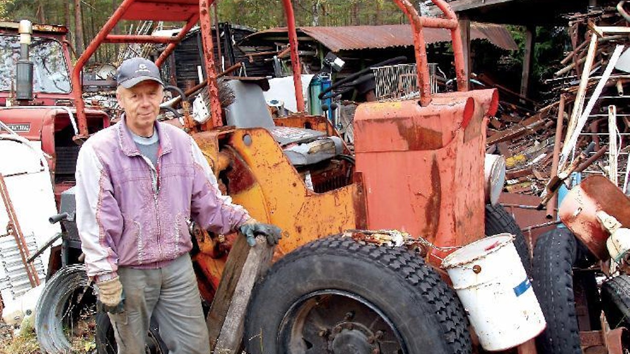 Ossi Ketonen on pyörittänyt traktoripurkaamoaan 1960-luvun lopulta lähtien. Aktiiviviljelijöiden traktorit ovat nykyään melko uusia ja niitä on entisaikoihin verrattuna aika vähän, minkä takia purkuosien kysyntä on vähentynyt. Parhaimmillaan Majuri tai Nuffi hävisi osina ympäri Suomea parissa kuukaudessa. Nykyään purkaamoa työllistävät eniten Kuusakoski Oy:lle toimitettavat romuautot. Ossi on suunnitellut liikkeensä museoimista, mikä ei ole hullumpi ajatus.