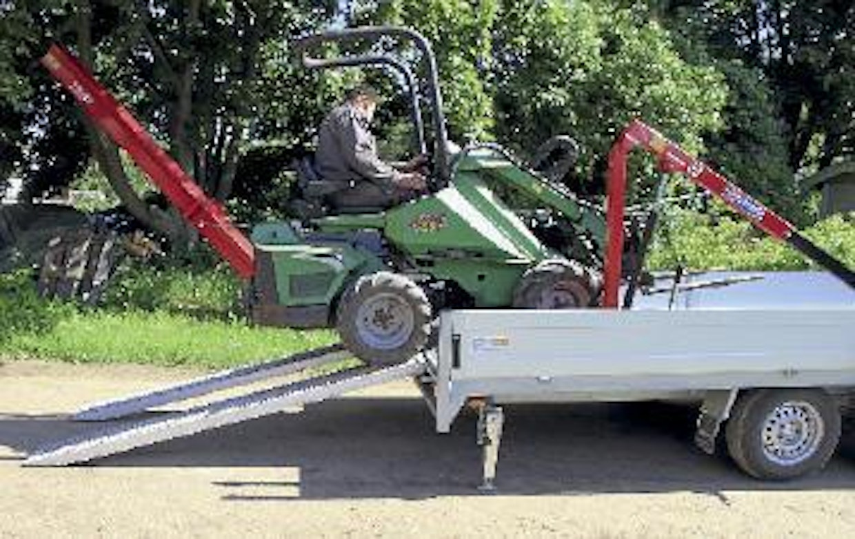 Sariksen veivisäätöisillä tukijaloilla vaunun saa nopeasti tuettua epätasaisellekin alustalle. Kampi on riittävän pitkä, eikä vaunun alle tarvitse könytä.