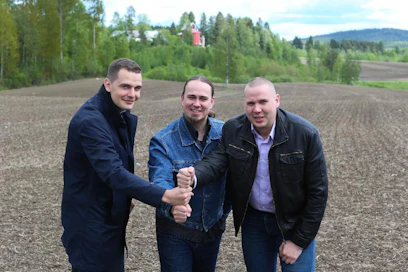 Aleksi Tolvanen (vas.), Jussi Junikka ja Tapio Honkonen metsästävät kesällä ideoita ja  tekijöitä, joilla suomalainen maaseutu saadaan nousuun.