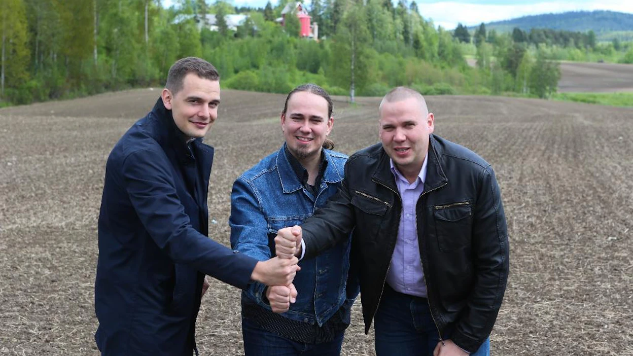 Aleksi Tolvanen (vas.), Jussi Junikka ja Tapio Honkonen metsästävät kesällä ideoita ja
tekijöitä, joilla suomalainen maaseutu saadaan nousuun.