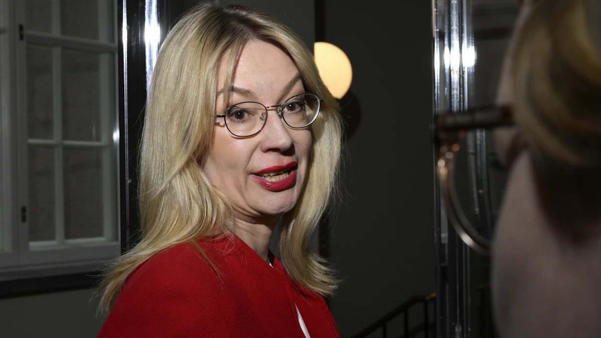 SDP:n Tytti Tuppurainen matkalla ylimääräiseen eduskuntaryhmän kokoukseen tiistaina. RONI REKOMAA / LEHTIKUVA.