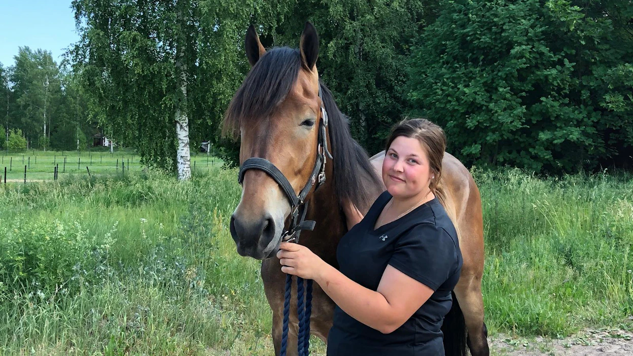Sanna Kumanto viihtyy Ruotsissa Borlängessä. 4-vuotislahjakkuus Moddson on voittanut kahdeksan yhdeksästä startistaan.