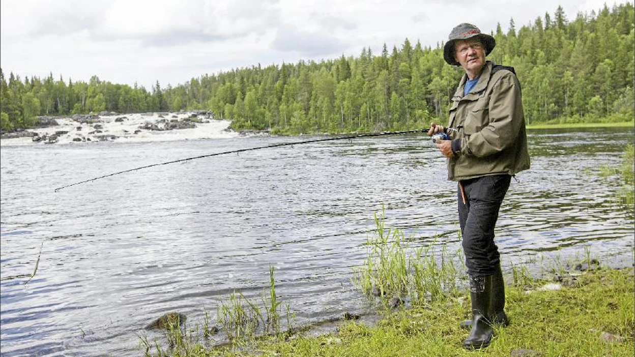 Rktl:n erikoistutkija Ari Huusko ”joutui” välillä pyydystämään tutkimuskaloja myös vapavälinein. Taustalla kuohuu Kivakkaköngäs, jonka taimenet ilmeisesti mieluummin kiertävät sivu-uomaa pitkin. Sami Karppinen