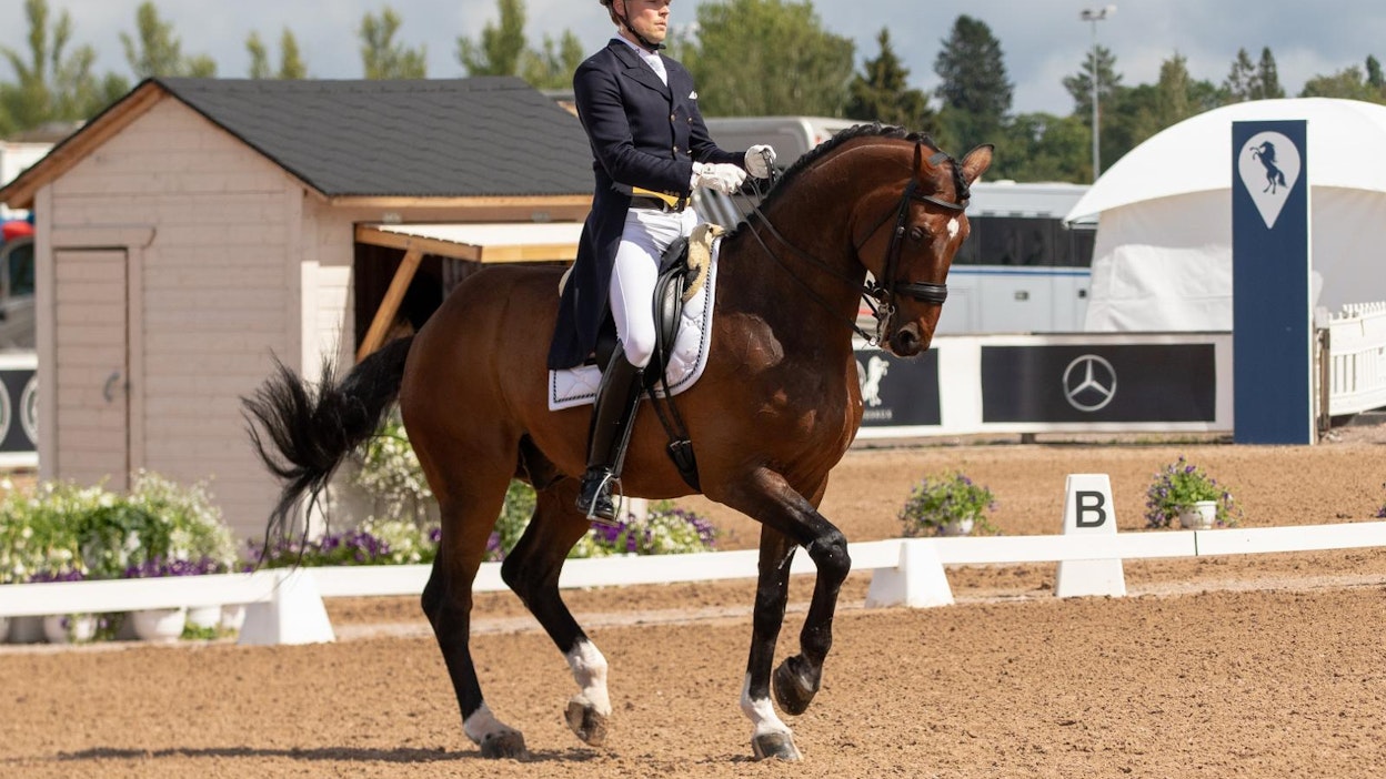 Henri Ruoste edustaa Suomea Tokion olympialaisissa. Arkistokuvassa hän kilpailee hevosella Roble.
