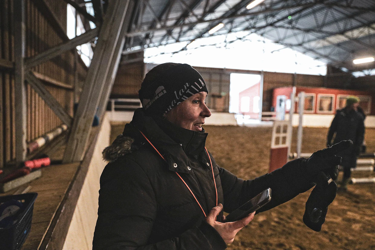 Päivi Raskisen työ ratsastuksenopettajana oli vaativaa multitaskausta.