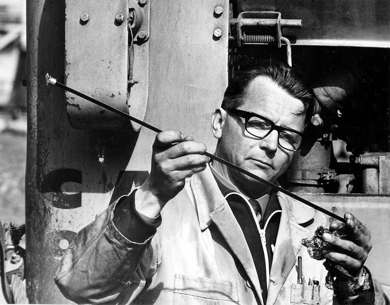 Jorma Viitapohja tarkastaa Caterpillar 966 B -pyöräkuormaimen öljytilannetta Hallan sahalla Kotkassa vuonna 1968. Myöhemmin 80-luvun taitteessa Caterpillar toi uutena palvelumuotona öljyröntgenin, jonka avulla koneen voimansiirron komponenttien alkavat vauriot voitiin havaita öljyssä olevista metallihiukkasista.