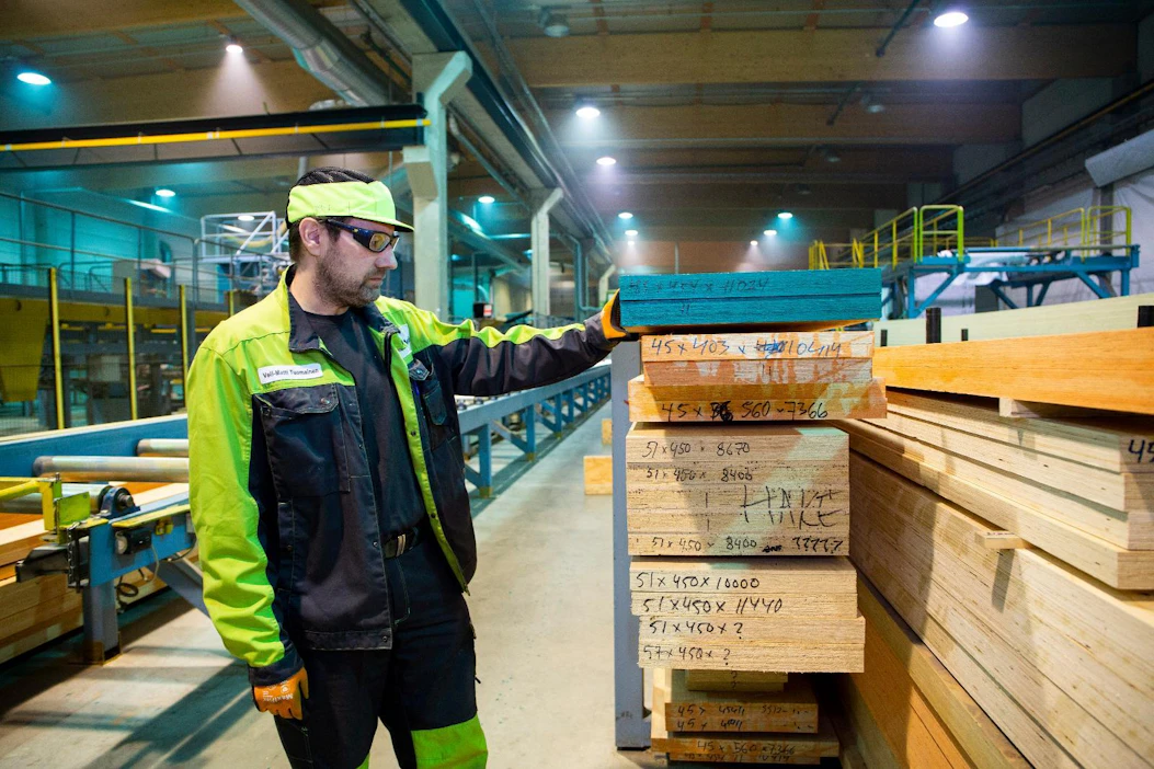 Metsä Group on tehnyt laajennusinvestointeja viilupuun tuotantoon viime vuosina. Veli-Matti Tuominen tarkistaa tuotteen laatua Metsä Woodin tehtaalla Punkaharjulla Savonlinnassa. Arkistokuva on viime vuodelta.