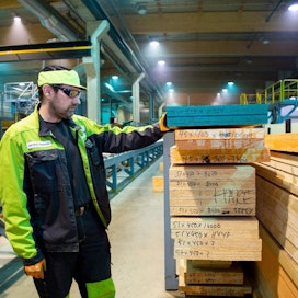 Metsä Group on tehnyt laajennusinvestointeja viilupuun tuotantoon viime vuosina. Veli-Matti Tuominen tarkistaa tuotteen laatua Metsä Woodin tehtaalla Punkaharjulla Savonlinnassa. Arkistokuva on viime vuodelta.
