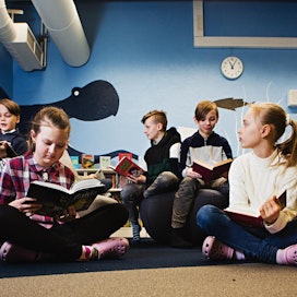 Uusitussa kirjastossa voi keskittyä rauhassa lukemiseen. Kaivokselan koulun oppilaat Miika Kämper, Helmiina Kokko, Robert Perne, Riku Tukiainen ja Edith Hamström ovat tyytyväisiä lopputulokseen.