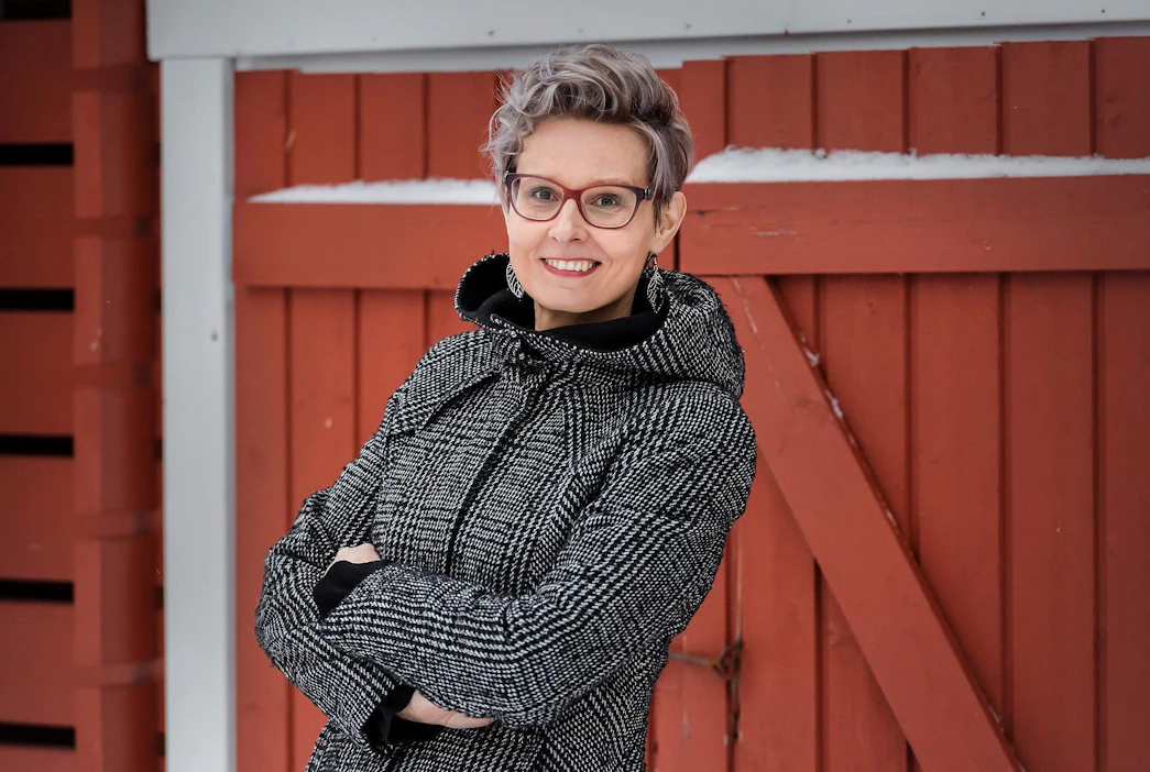 Sanna-Leena Knuuttila arvelee, että selkokirjoittamisen omaksuminen on ollut hänelle helppoa osin pohjalaisen mielenlaadun vuoksi. "Asiat halki, poikki ja pinoon. Valtava maalailevuus tekstissä voisi olla minulle vaikeampaa."