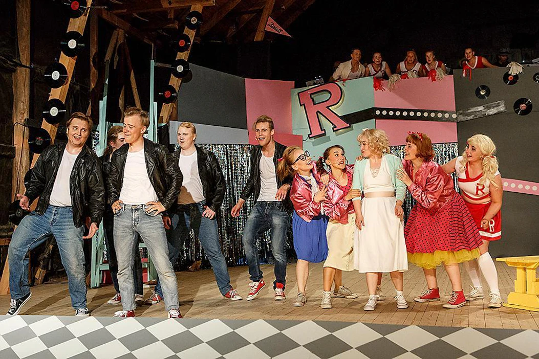 Rydell High Schoolin teinit sydämen asioita käsitellään laulaen ja tanssien.
