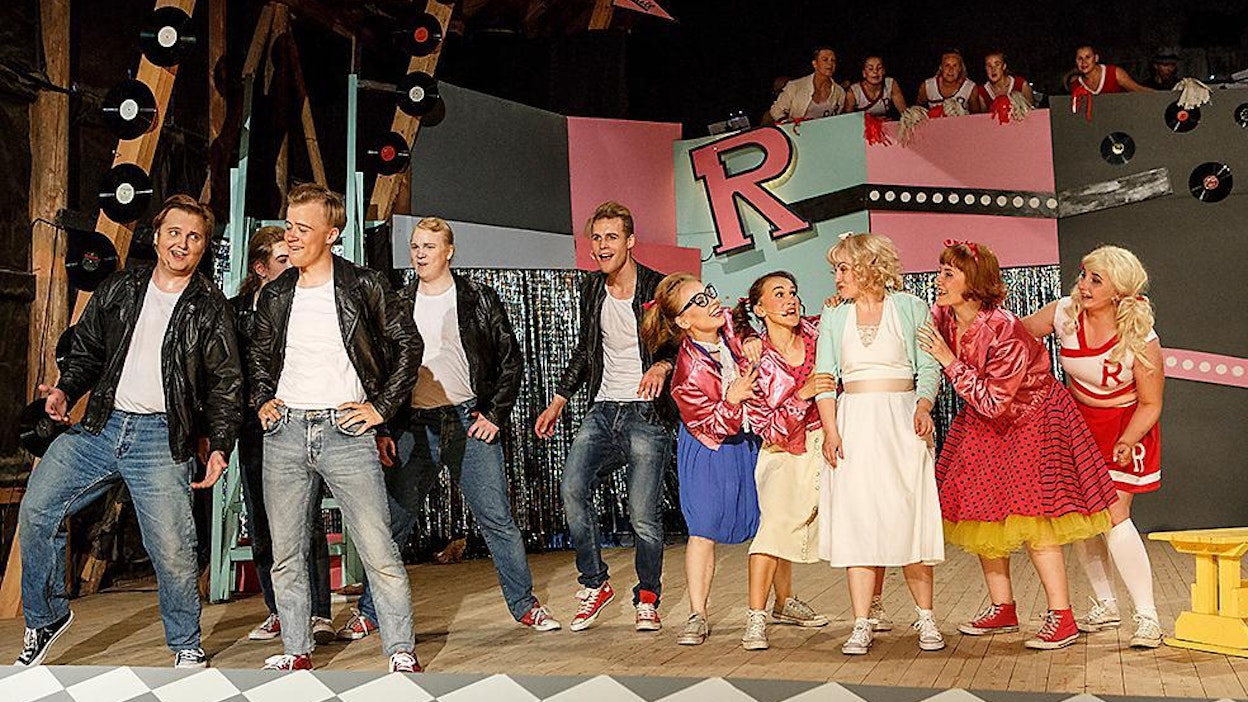 Rydell High Schoolin teinit sydämen asioita käsitellään laulaen ja tanssien.