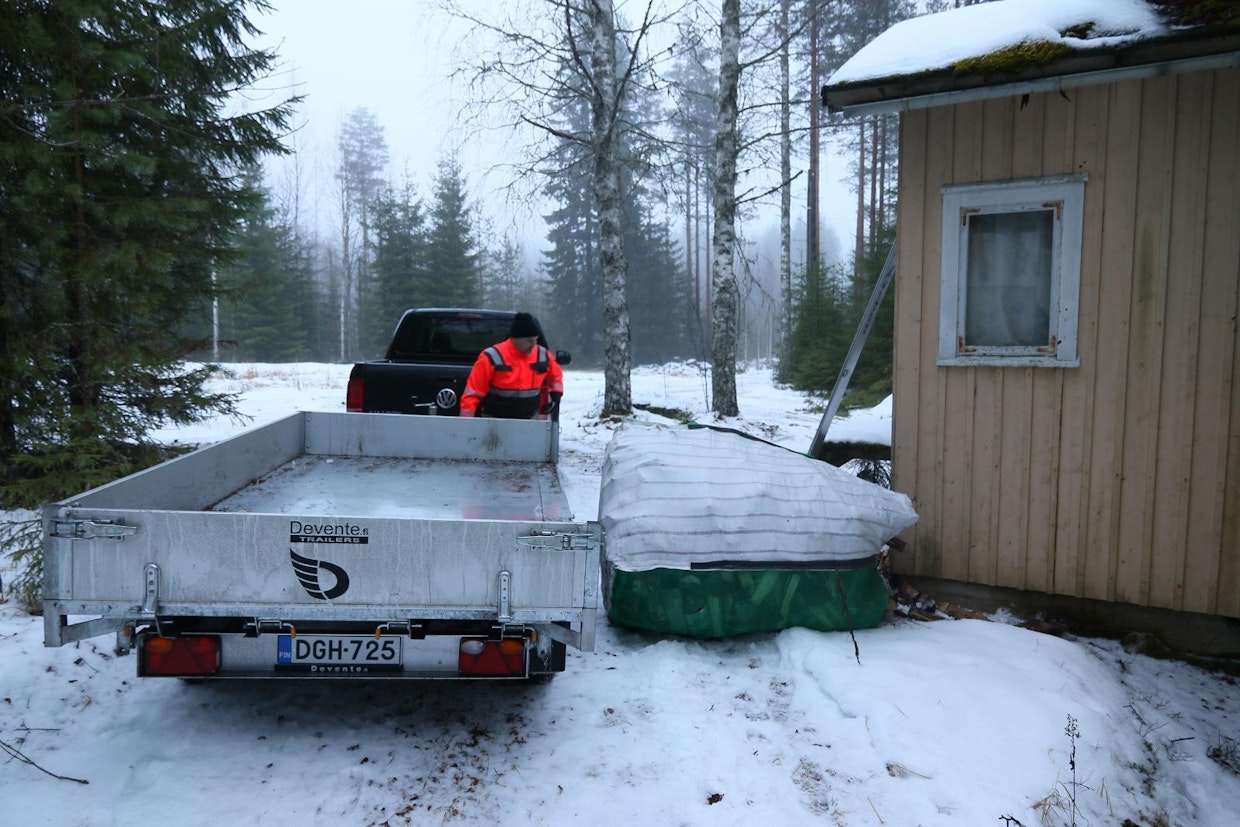 Ylhäältä nostokahvoista suppuun sidottut säkit liukuvat peltipohjaa pitkin somasti vaunun viereen ahtaassakin paikassa.