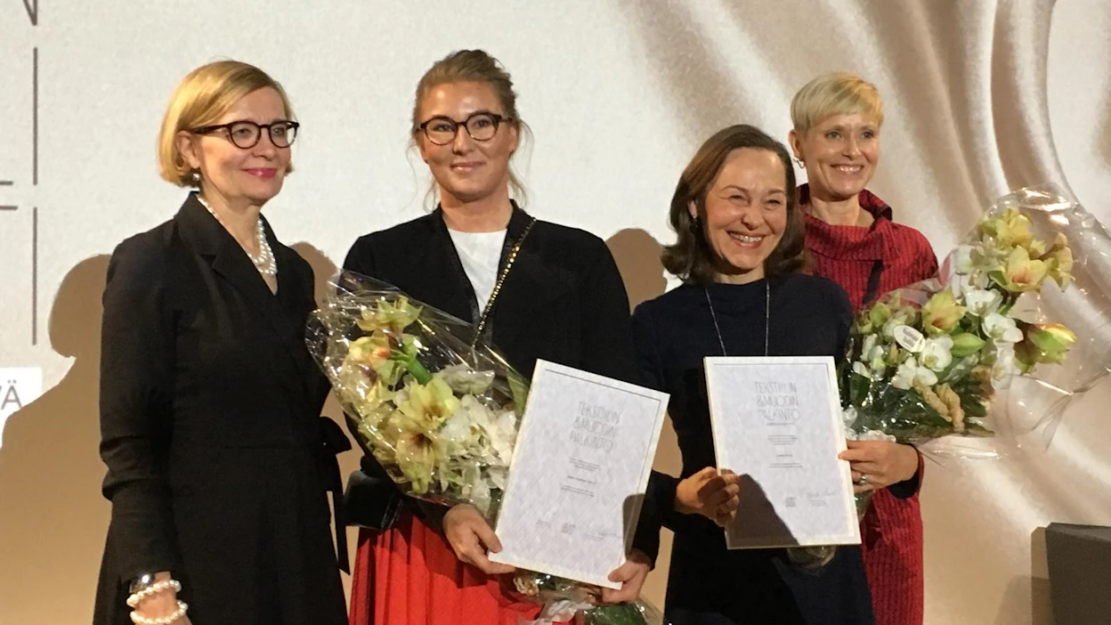 Puhemies Paula Risikko (vas.) luovutti ensimmäisen Tekstiilin ja muodin palkinnon Nosh Companyn toimitusjohtaja Hanna Rannilalle. Lymed Oy:n toimitusjohtaja Teija Toikka vastaanotti kunniamaininnan. Kuvassa myös Suomen Tekstiili & Muoti ry:n toimitusjohtaja Anna-Kaisa Auvinen.