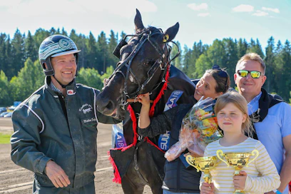 Onnellinen joukkue Run For Royaltyn ympärillä. Hevosen suupielessä Michaela Borup ja Mathias Furuhjelm, pokaalien kanssa heidän tyttärensä  Caroline Furuhjelm.