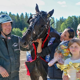 Onnellinen joukkue Run For Royaltyn ympärillä. Hevosen suupielessä Michaela Borup ja Mathias Furuhjelm, pokaalien kanssa heidän tyttärensä  Caroline Furuhjelm.