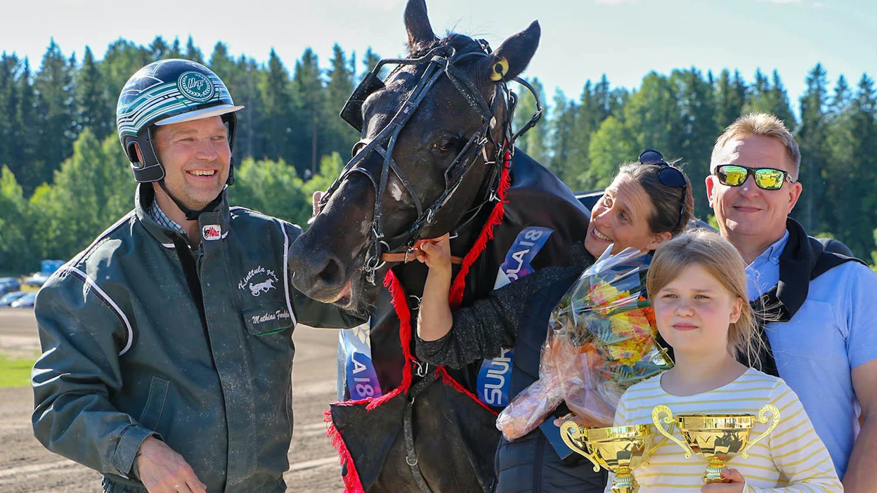 Onnellinen joukkue Run For Royaltyn ympärillä. Hevosen suupielessä Michaela Borup ja Mathias Furuhjelm, pokaalien kanssa heidän tyttärensä Caroline Furuhjelm.