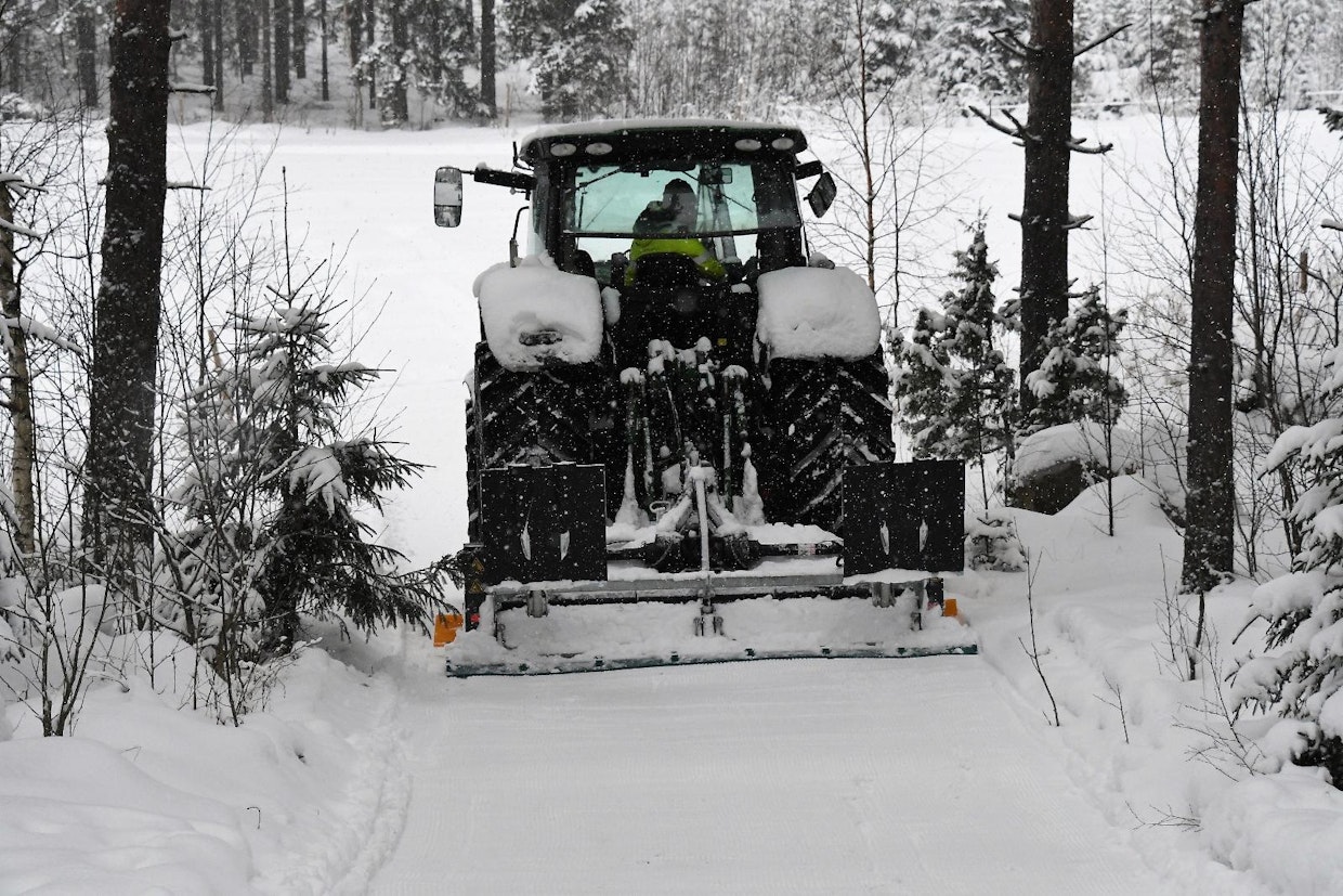 Epätasaisella alustalla latu-urat kärsivät traktorin heilumisesta, joten paineakut parantaisivat työn jälkeä. Tasaisella pinnalla latu-urat ovat kunnollisia ja kovettuvat nopeasti.
