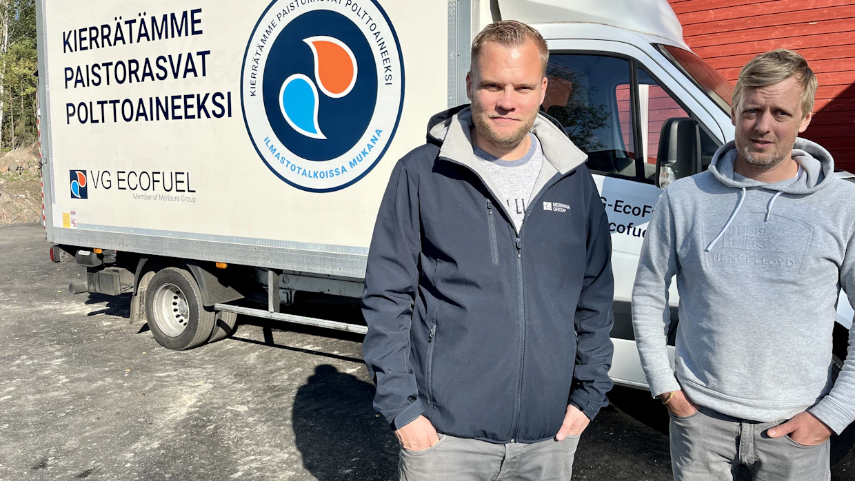 VG EcoFuelin Ville Jussila ja Port Masterin Jani Urponen keräysrekan edessä.