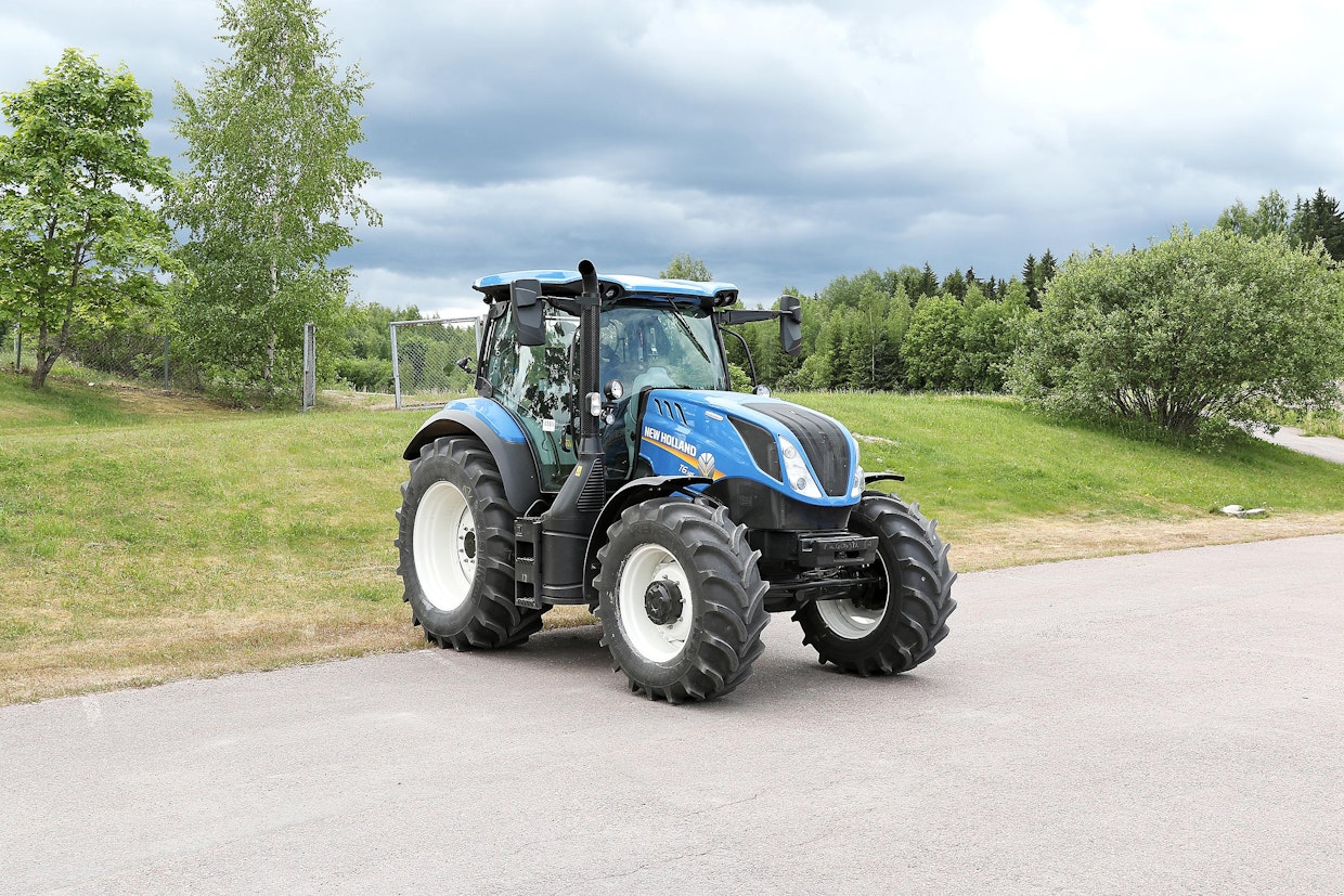 Uudella kaksoiskytkinvaihteistolla varustetun New Holland T6.145 DC -traktorin veroton suositushinta on 92 742 euroa.