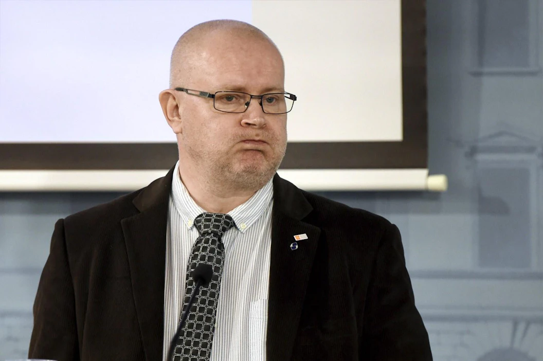 Työministeri Jari Lindström sanoi tiedotustilaisuudessa, että aiemmin kaavailtua 20 hengen rajaa kritisoitiin lausuntopalautteessa liian korkeaksi. Lehtikuva / Antti Aimo-Koivisto