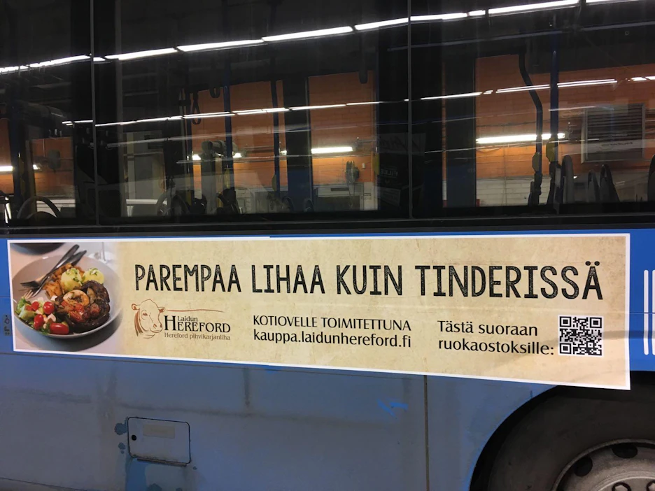 Teuvalaisen lihatilan mainoskampanja herätti viime syksynä huomiota Helsingin busseissa.