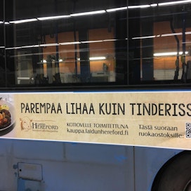 Teuvalaisen lihatilan mainoskampanja herätti viime syksynä huomiota Helsingin busseissa.