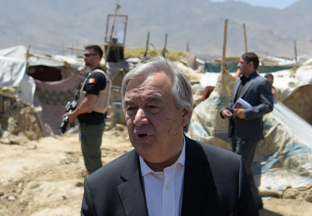 YK:n pääsihteeri Antonio Guterresin mukaan Afganistanin talouden romahtamisella olisi humanitaarisia seuraksia. Kuvassa Guterres vierailee maansisäisten pakolaisten leirillä pääkaupunki Kabulin laitapuolella vuonna 2017. LEHTIKUVA/AFP