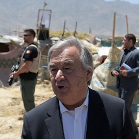 YK:n pääsihteeri Antonio Guterresin mukaan Afganistanin talouden romahtamisella olisi humanitaarisia seuraksia. Kuvassa Guterres vierailee maansisäisten pakolaisten leirillä pääkaupunki Kabulin laitapuolella vuonna 2017. LEHTIKUVA/AFP