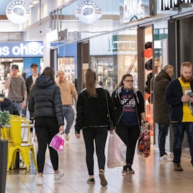 Kauppakeskus Jumbo Vantaalla sai ihmiset liikkeelle ostospäivä Black Fridayna marraskuun lopussa.