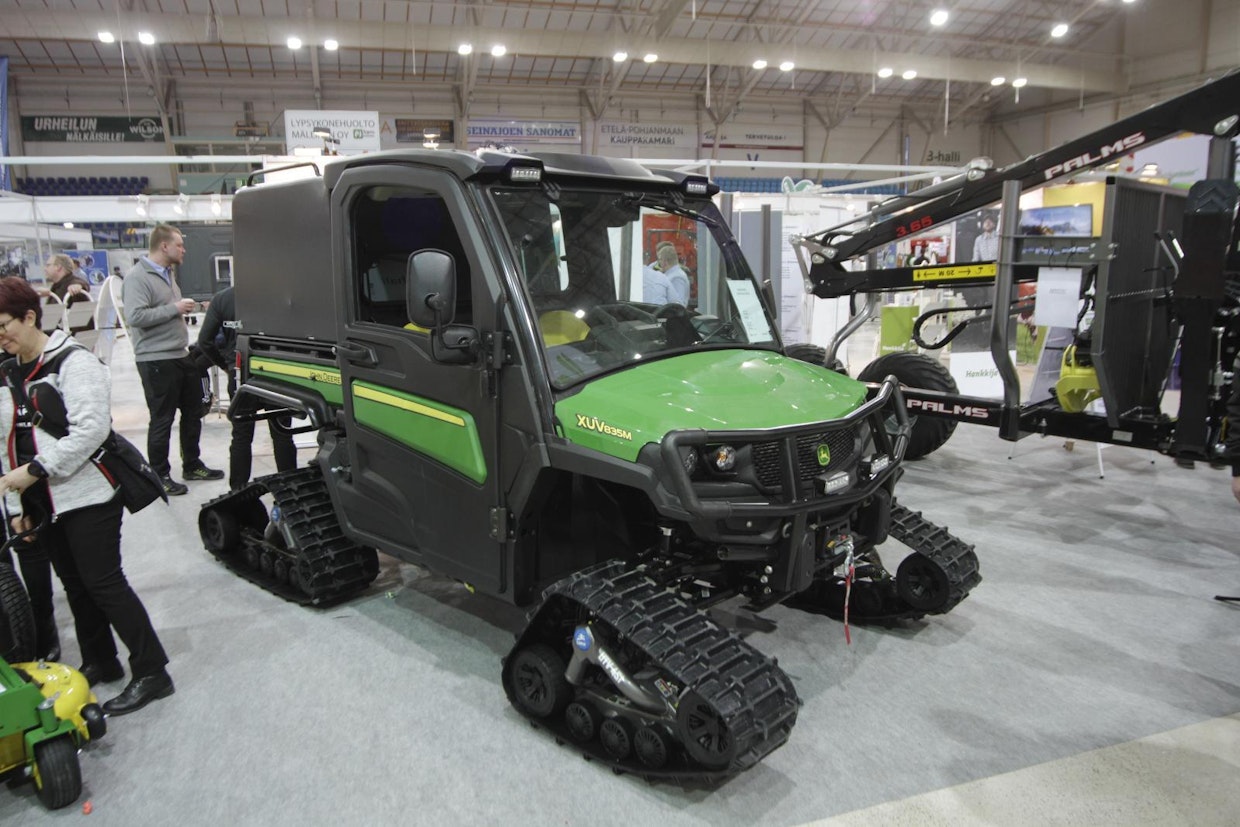 John Deere Gator -traktorimönkijä voidaan varustaa kanadalaisilla Camso-teloilla. Camso UTV T4S -telat ovat noin 30 cm leveät, ja niillä saadaan 1,3 m2 kantopinta-ala. Varustukselle kertyy hintaa 6 290 euroa veroineen ja myynnistä vastaa Hankkija. (TA)