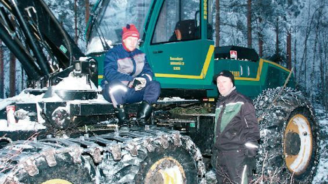 Koneurakointi Vainionpää Oy:n neljällä Logmanilla oli täysi rähinä päällä jouluviikolla viimeisten ”veroleimikoitten” kimpussa. Jukka Vainionpäällä (oik) on sormensa pelissä 811H-malliston kehityksessä. "Pieni teli ja isot takapyörät ovat meille sopivat ja toimintavarmuus huipputehoja tärkeämpi". Petri Ojala (vas) saa jo koneesta kaiken irti, vaikka liikeratakuormain vaati teleskooppinosturin jäljiltä kuulemma totuttelua. Harvesterin puikoissa hän on istunut vuodesta -96 lähtien.